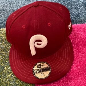 Men’s Phillies fitted hat.
